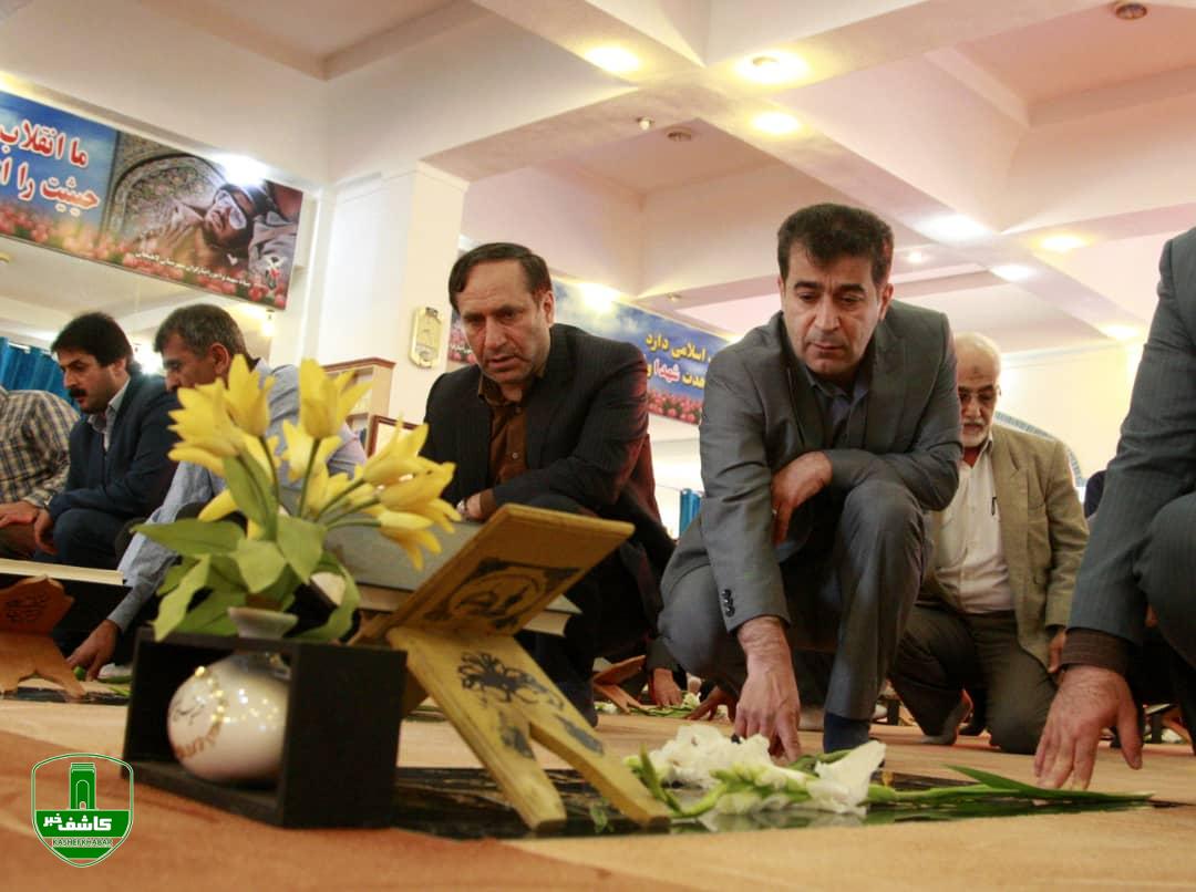 گلباران مزار شهدای فرهنگی لاهیجان با حضور فرماندار,شهردار,اعضای شورای شهر و برخی از رؤسای ادارات در هفته دفاع مقدس