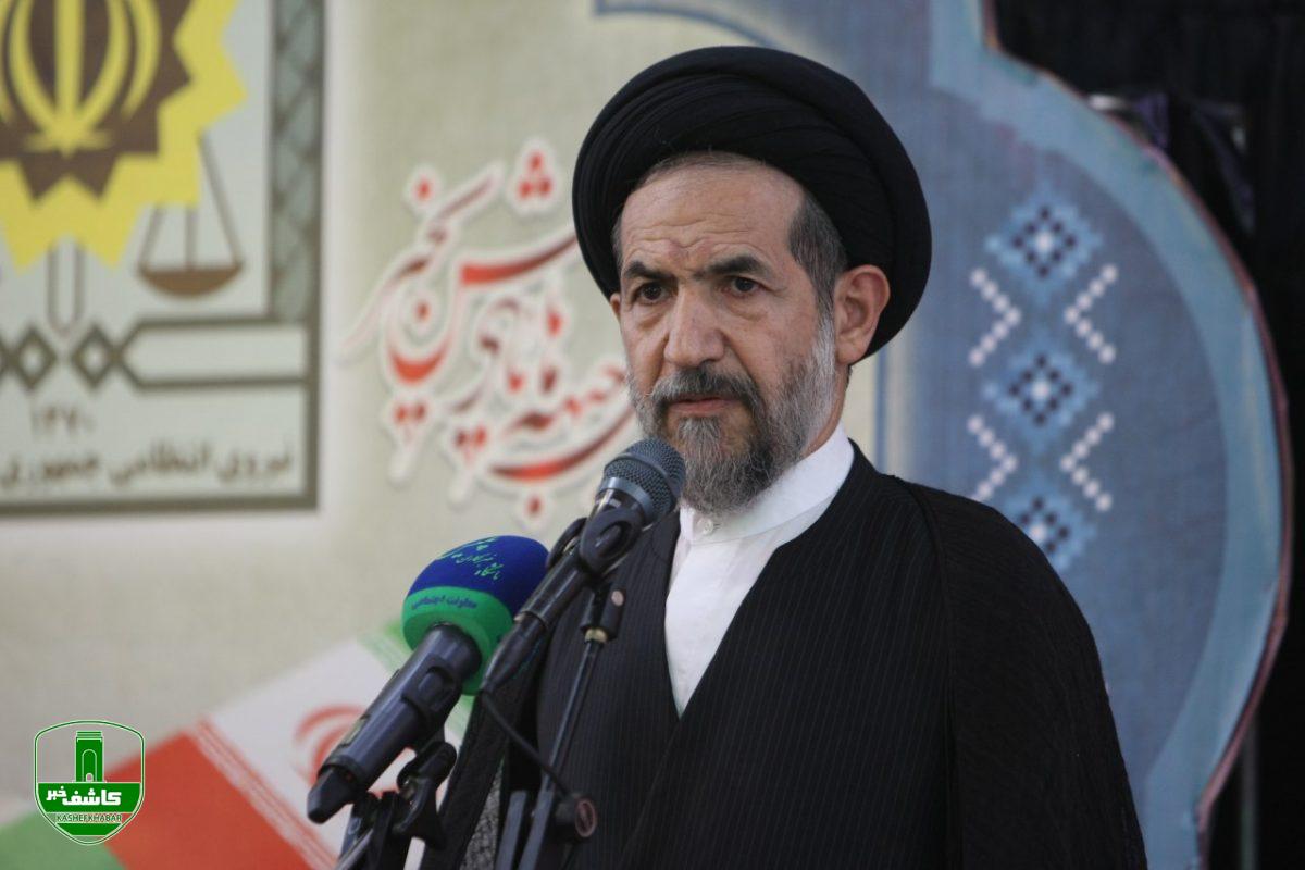 تجلیل امام جمعه موقت تهران از خانواده شهدا ناجا در هفته نیروی انتظامی تجلیل امام جمعه موقت تهران از خانواده شهدا ناجا در هفته نیروی انتظامی