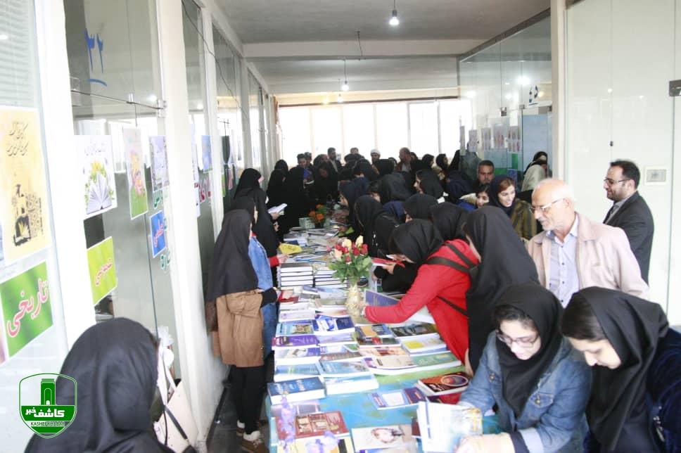 بزرگترین سرمایه آدمی آگاهی است و تنها راه رسیدن به آگاهی مطالعه است بزرگترین سرمایه آدمی آگاهی است و تنها راه رسیدن به آگاهی مطالعه است