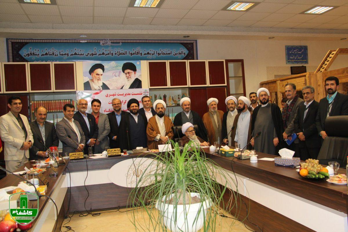 اساتید حوزه و دانشگاه می توانند با توجه به آموزه های دینی و مطالعات علمی به حل مشکلات مردم بپردازند