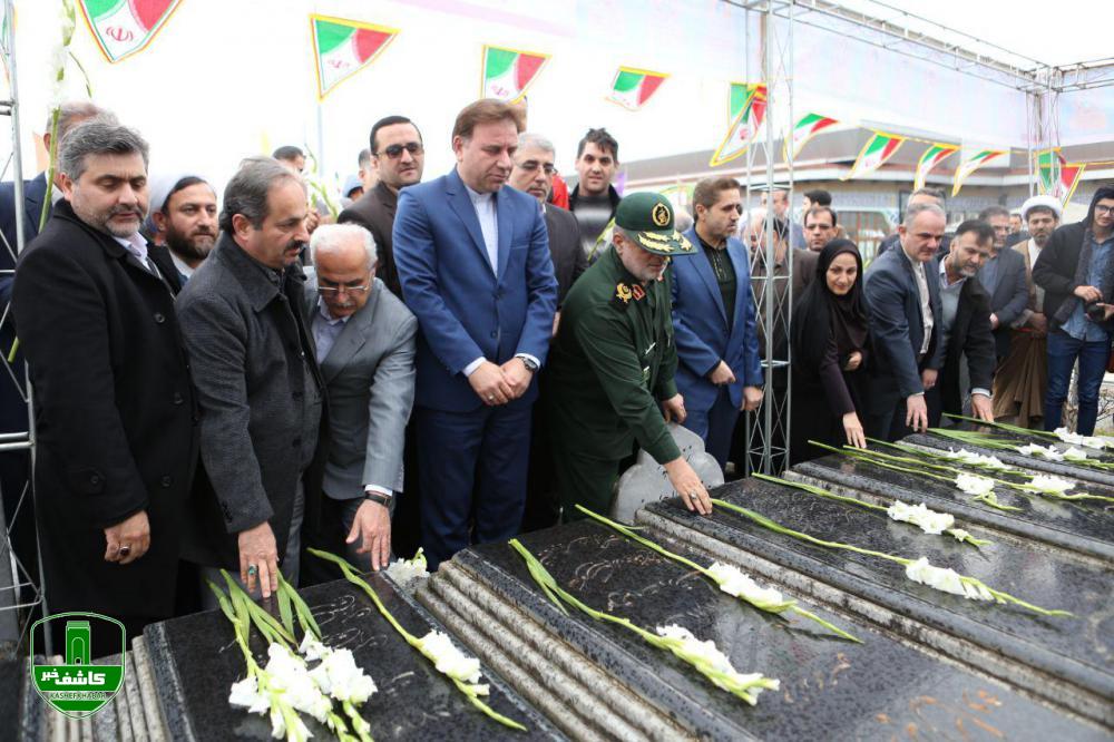 ادای احترام استاندار گیلان به مقام شامخ شهدای انقلاب اسلامی ادای احترام استاندار گیلان به مقام شامخ شهدای انقلاب اسلامی