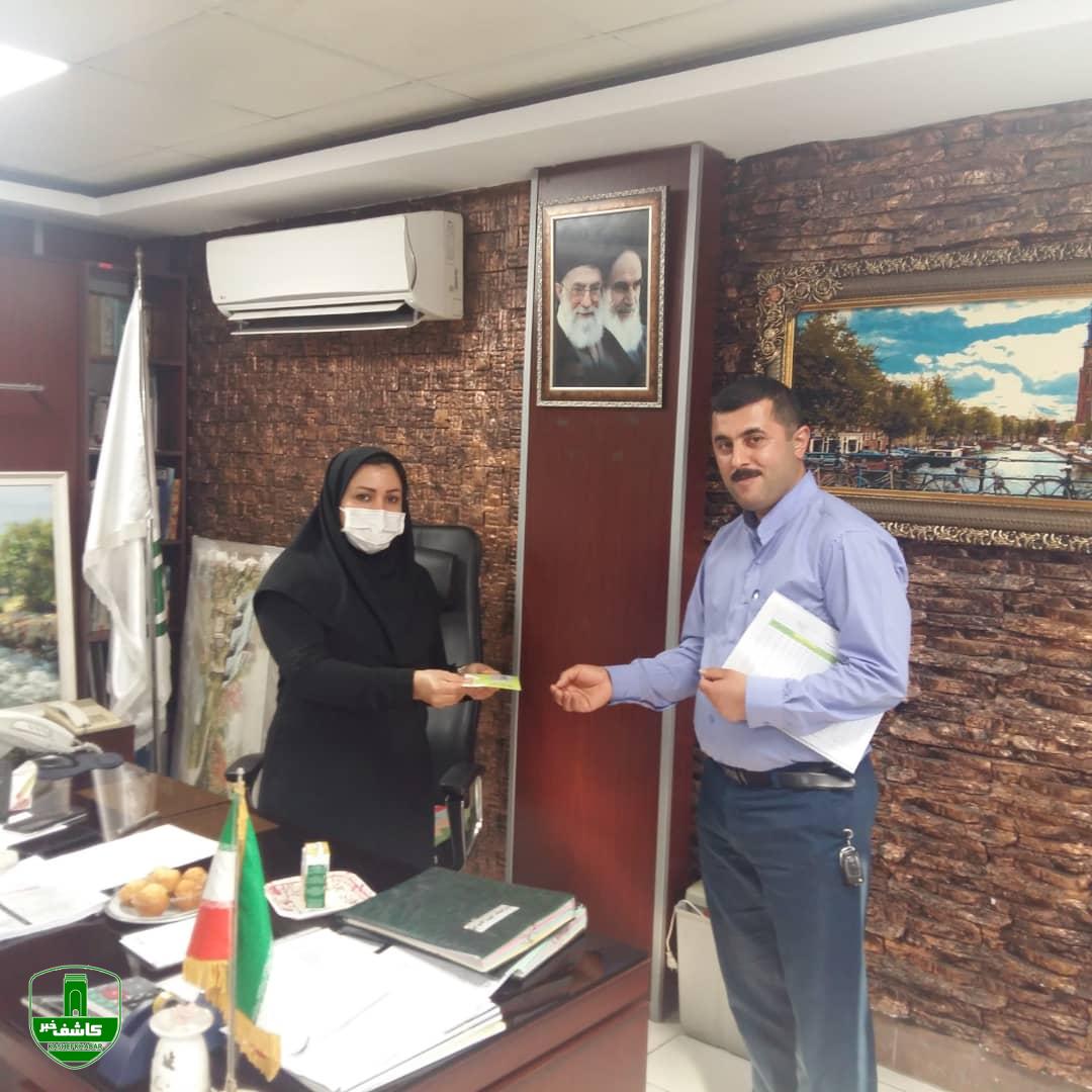 مدیرفروشگاههای رفاه گیلان از مدیر فروشگاه سیب لاهیجان تجلیل کرد.