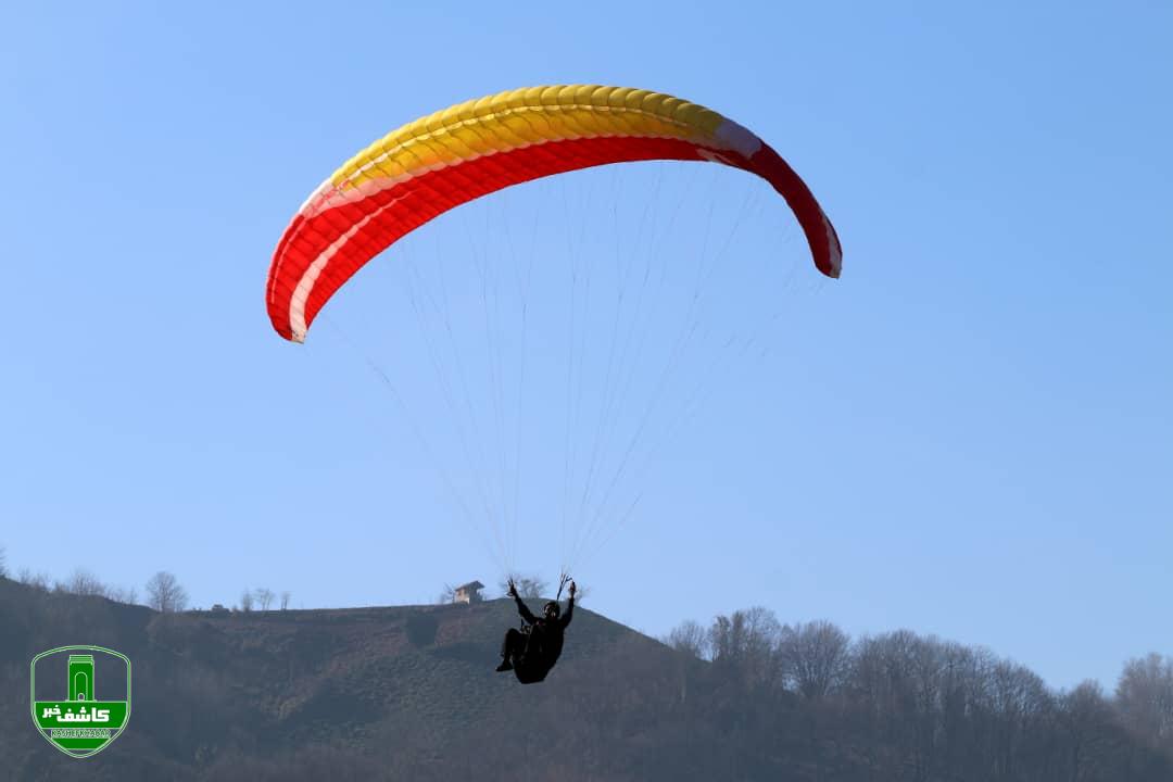 پرواز با پاراموتور و پاراگلایدر بر فراز آسمان لاهیجان پرواز با پاراموتور و پاراگلایدر بر فراز آسمان لاهیجان