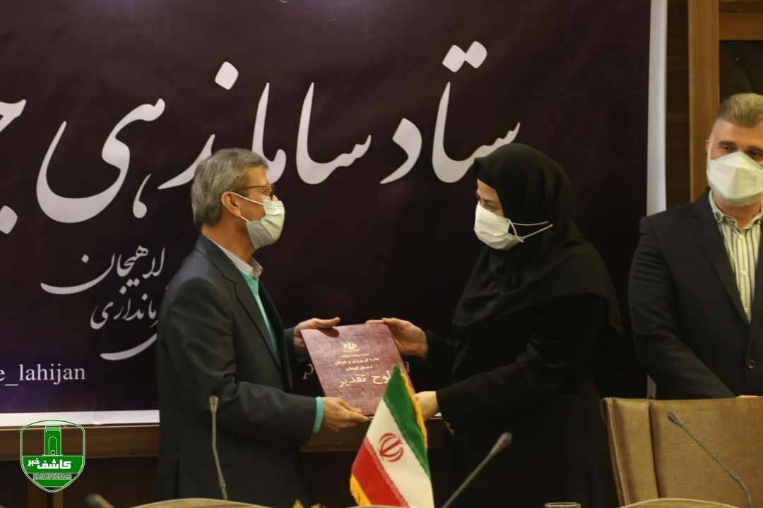 تقدیر از یونس محمودی بعنوان اولین فرماندار کشور در لیگ تندرستی فدراسیون ورزشهای همگانی تقدیر از یونس محمودی بعنوان اولین فرماندار کشور در لیگ تندرستی فدراسیون ورزشهای همگانی