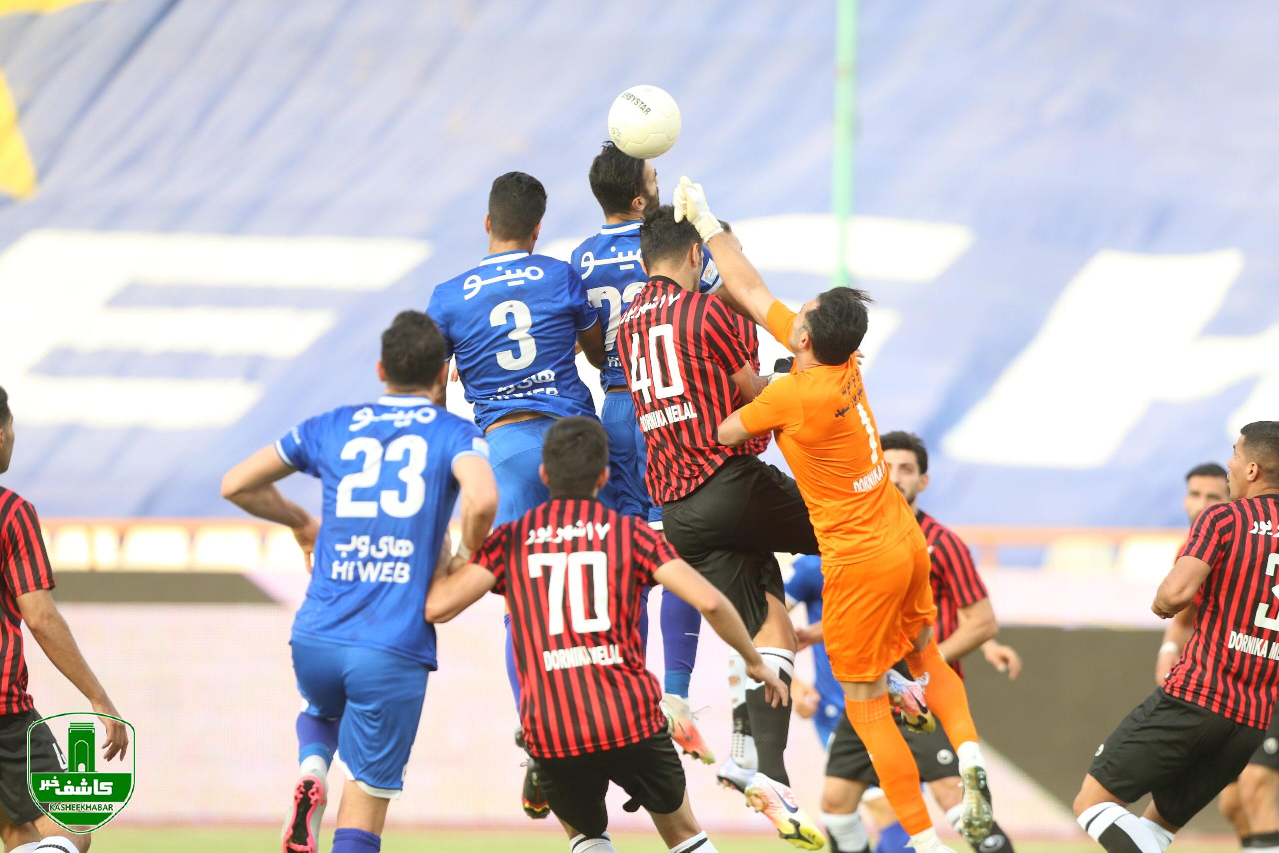 دیدار تیم های فوتبال استقلال تهران _ پدیده مشهد