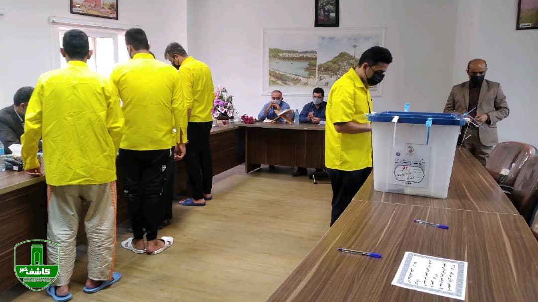 حضور زندانیان در پای صندوق های رای