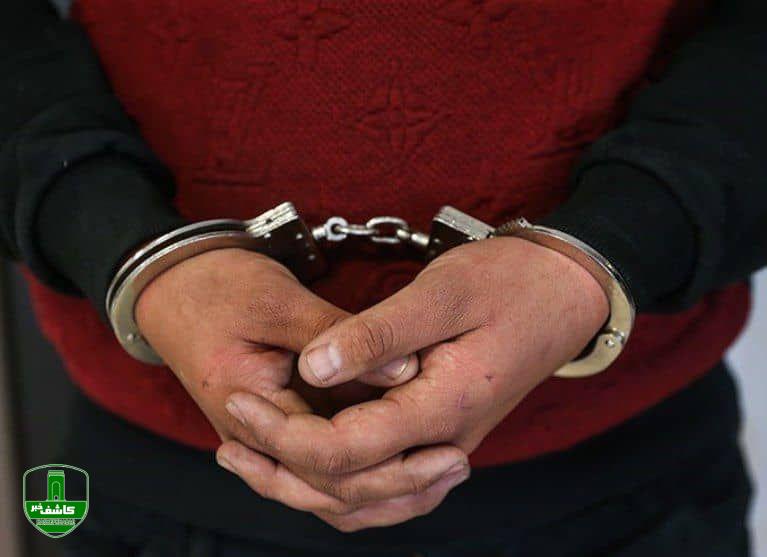 قاتل فراری خود را تسلیم پلیس کرد قاتل فراری خود را تسلیم پلیس کرد