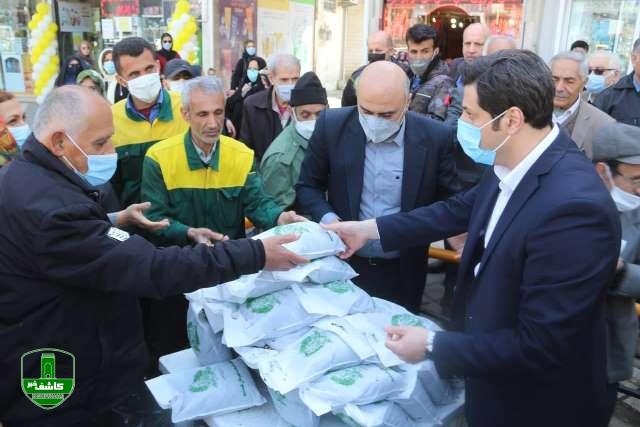 توزیع نهال رایگان و کیسه های خاک برگ بین شهروندان لاهیجانی