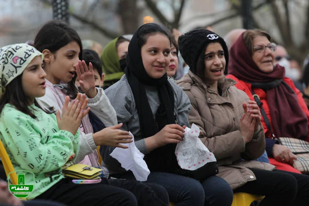 به همت شهرداری لاهیجان ؛ جشنواره نوروزی با حضور هنرمندان در جزیره استخر لاهیجان به همت شهرداری لاهیجان ؛ جشنواره نوروزی با حضور هنرمندان در جزیره استخر لاهیجان