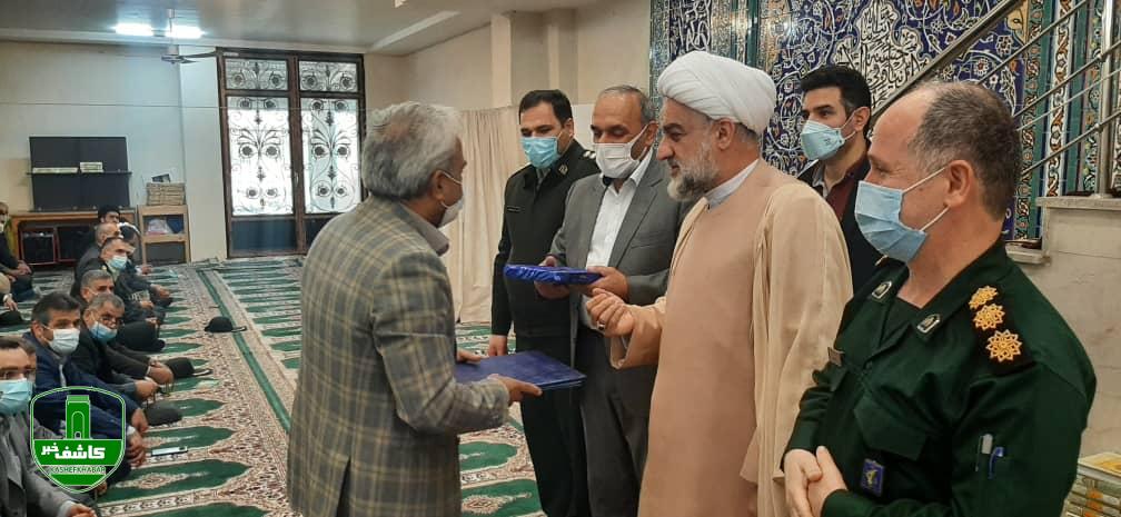 اهدای لوح تقدیر از سوی مسئولین شهرستان املش به ریاست سازمان چای کشور اهدای لوح تقدیر از سوی مسئولین شهرستان املش به ریاست سازمان چای کشور