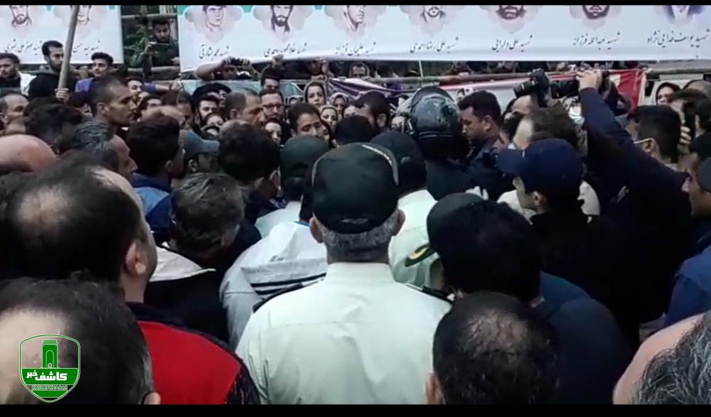 شعار هیهات من الذله مردم سراوان در مقابل نیروهای امنیتی و انتظامی