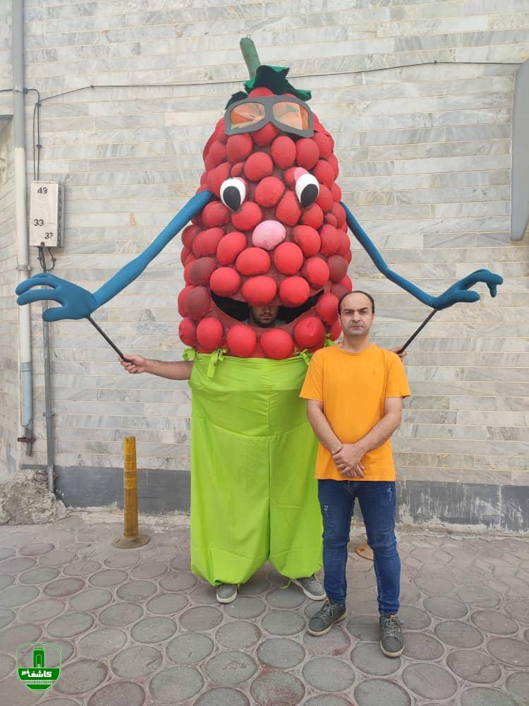 اجرای نمایش عروسک غول پیکر میوه ای تمشک برای نخستین بار در کشور