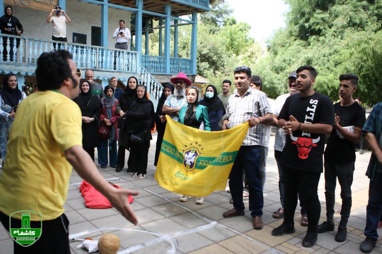 جشنواره تئاتر خیابانی شهروند لاهیجان با گلباران مزار شهدا آغاز شد
