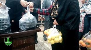 توزیع بسته‌های غذایی میان خانواده‌های زندانیان در رشت