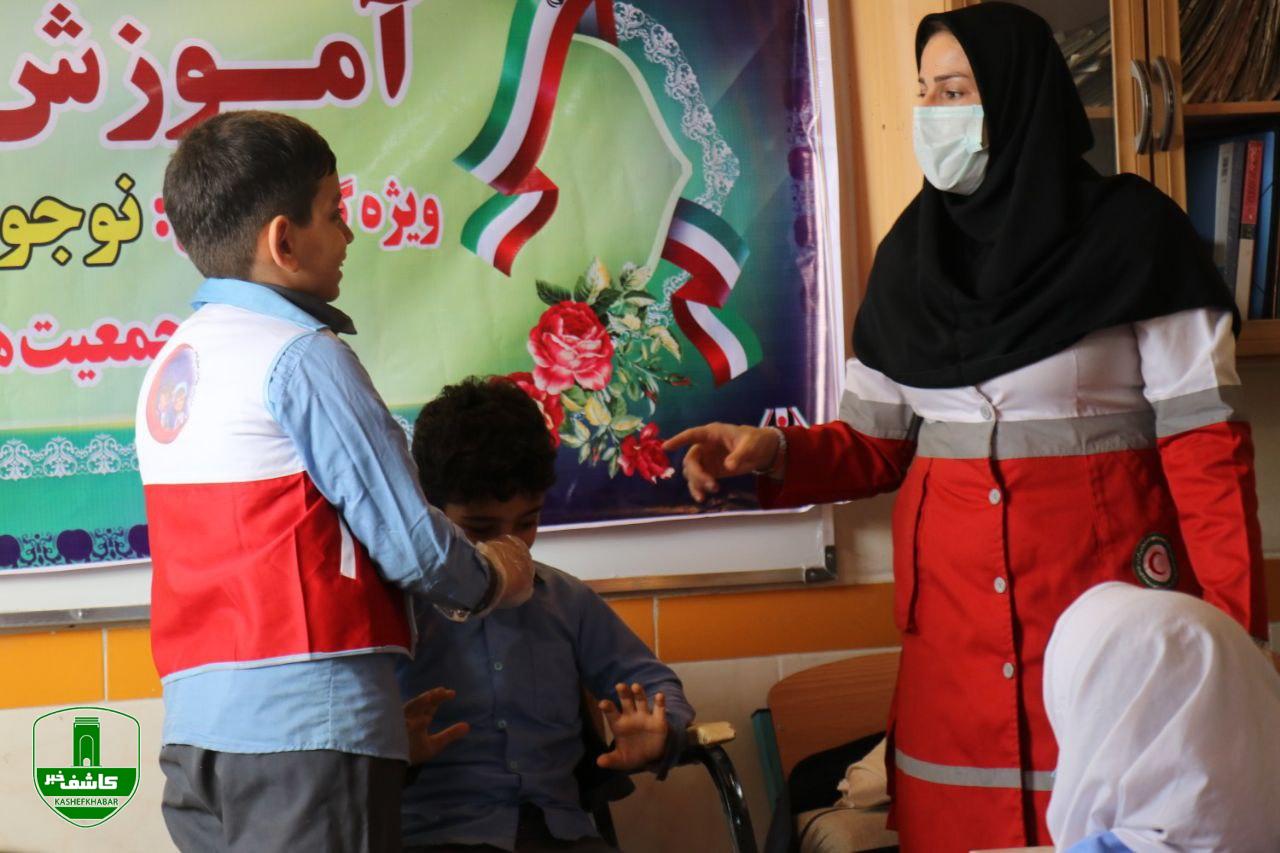 کمیل پرناک سرپرست هلال احمر لاهیجان ؛ برنامه کاروان سلامت همزمان با هفته داوطلب توسط جمعیت هلال احمر شهرستان لاهیجان در روستای لاشیدان حکومتی برگزار شد.