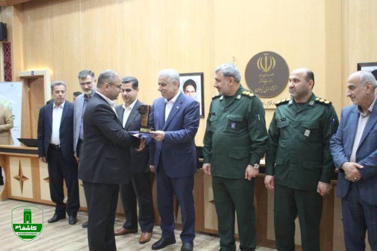 از مدیر عامل کارخانه سیمان به عنوان کارفرمای برتر و مدیر واحد نمونه کارخانجات استان گیلان تجلیل به عمل امد