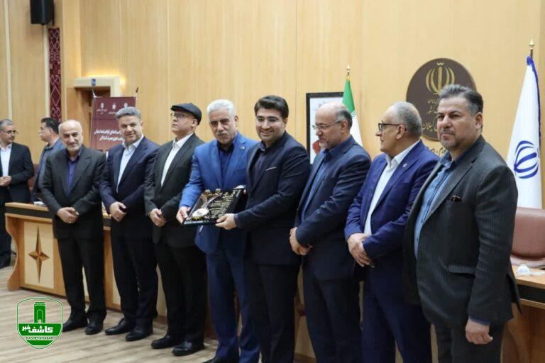 دکتراسحق جمال امیدی در حاشیه “اهداء تندیس واحد برتر رعایت حقوق مصرف کننده استان گیلان به شرکت سیمان خزر: مجموعه سیمان خزر با تاسی از سیره ائمه اطهار واخلاقیات / احترام به خواست خریداران محصولات خود را در سرلوحه امور قرار داده