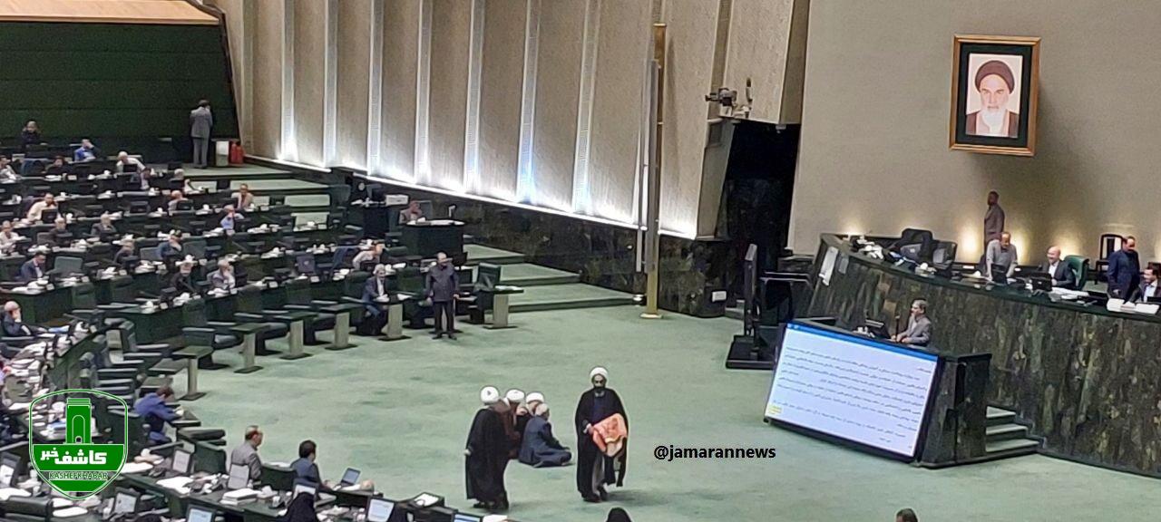 جمهوری اسلامی: افزایش سن بازنشستگی عرفاً و شرعاً جایز نیست /چرا به زیان مردم عمل می کنید /این اقدام نه انقلابی است نه مردمی جمهوری اسلامی: افزایش سن بازنشستگی عرفاً و شرعاً جایز نیست /چرا به زیان مردم عمل می کنید /این اقدام نه انقلابی است نه مردمی