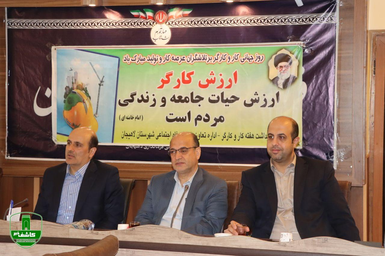 فرماندار در آیین تجلیل از کارگران نمونه شهرستان: آنچه چرخ تولید را می چرخاند‌ بازوان هنرمند کارگر است