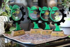 در راستای حمایت و الگوسازی برگزار شد؛  نخستین نشان برتر مدیریت سبز فعالین اقتصادی منطقه آزاد انزلی اهداء شد