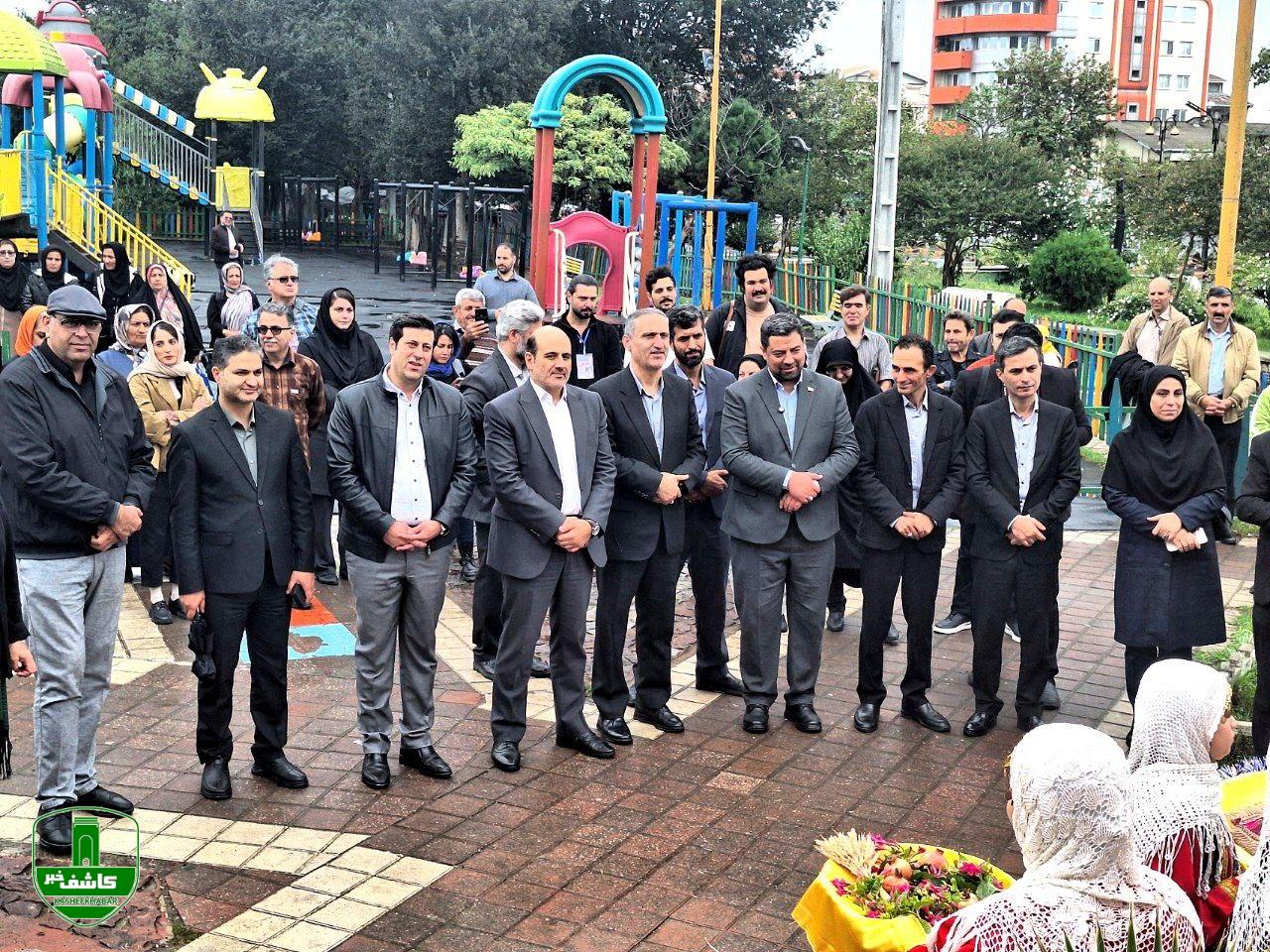 جشنواره تئاتر خیابانی شهروند لاهیجان با گلباران مزار شهدا آغاز شد