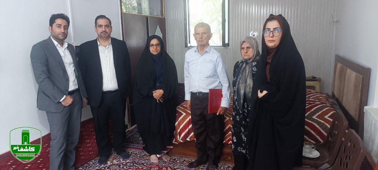 اجرای برنامه عیادت و دیدار ماهانه بیمه دی شعبه لاهیجان با خانوادههای شهدا و بیمهشدگان صعبالعلاج